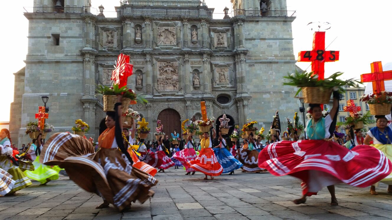 La Ciudad de Oaxaca de fiesta por aniversario